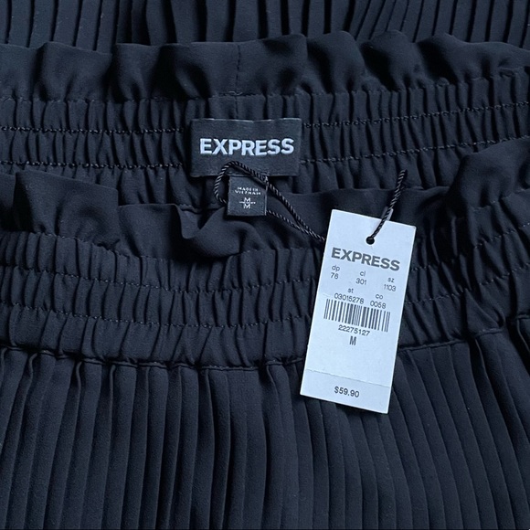 NWT - EXPRESS Black Pleated Shorts - Picture 5 of 6